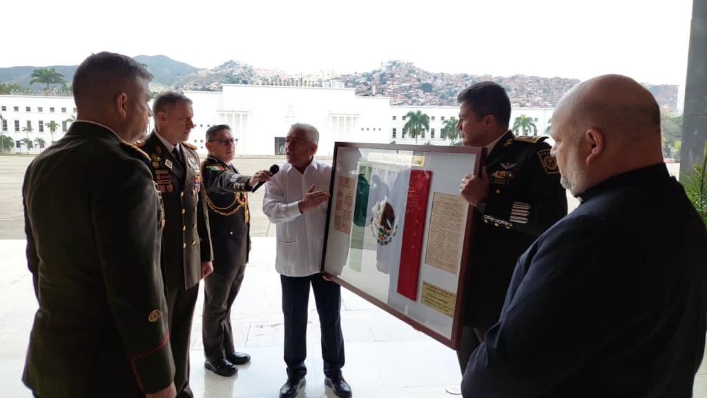 2/2 Majestuosa ceremonia realizada en la Academia Militar del Ejército Bolivariano, organizada por la Agregaduría Militar de #México en #Venezuela,para rendir homenaje a los Símbolos Patrios del país Mexicano, actividad presidida por el Embajador Leopoldo de Gyves <a href="/GyvesLeopoldo/">Polo De Gyves 🇲🇽</a>.