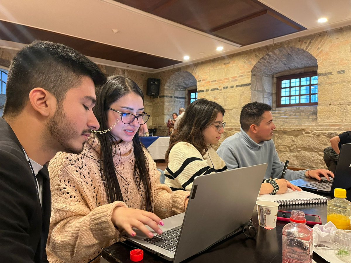 alexandravasoch's tweet photo. #AEstaHora nuestro equipo legislativo analiza la Agenda Laboral del Plan Nacional de Desarrollo junto con los equipos del @PactoCol y con el acompañamiento de @OITAndina y @fundacionFESCOL https://t.co/sHZydzyoxV