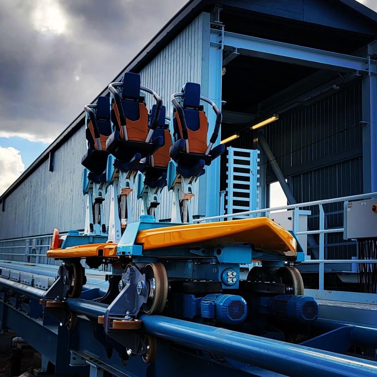BuckeyeCoaster's tweet photo. Check out this amazing photos from our friends over at Coaster Crew taken during a Hard Hat Tour at @SeaWorld Orlando today! #Pipelineswo #Seaworldorlando #surfcoaster #highsurfadvisory 

Make sure to check them out! #coastercrew

📸: @Coastercrew https://t.co/s2TVuf9yHJ