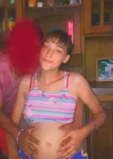 Nahir del Carmen Alfaro tiene 17 años, desapareció el 15/2 en la ciudad de #SanJuan. Es delgada, altura 1,70. Vestía musculosa rosa con flores, pantalón corto negro y zapatillas. Se hizo la denuncia. Por favor compartir, y si la ven avisar #URGENTE a la policía local o al ☎ 911