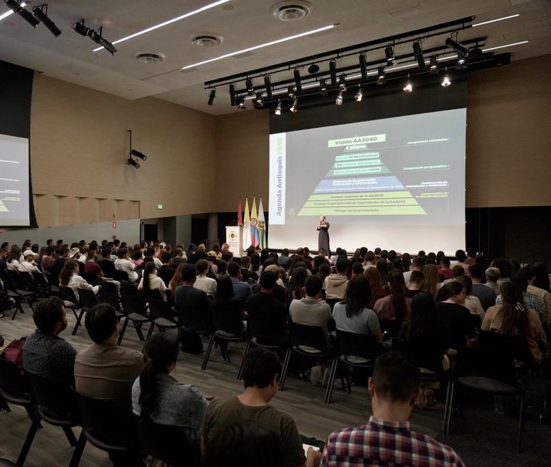 Claudia_GarciaL's tweet image. ¡Invitaciones que nos emocionan! La @upbcolombia nos dio un espacio para dialogar, e intercambiar experiencias con los estudiantes de Arquitectura. Logramos UNIDOS pensarnos el futuro del Departamento y sumar acciones para la #Visión2040: Antioquia #CorazónVerde de América.