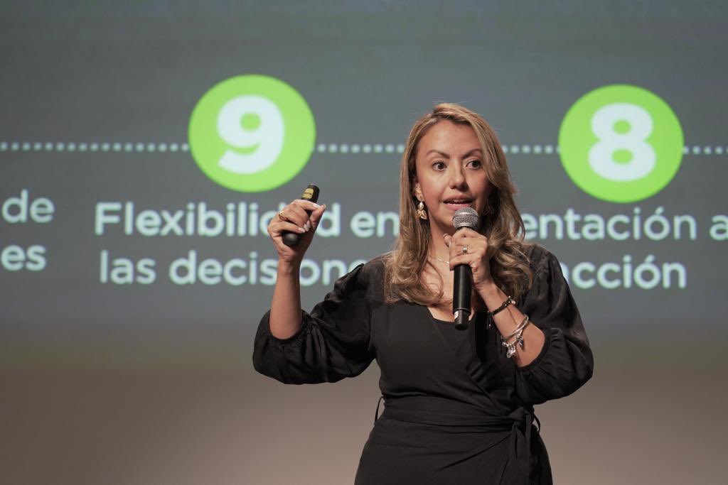 Claudia_GarciaL's tweet image. ¡Invitaciones que nos emocionan! La @upbcolombia nos dio un espacio para dialogar, e intercambiar experiencias con los estudiantes de Arquitectura. Logramos UNIDOS pensarnos el futuro del Departamento y sumar acciones para la #Visión2040: Antioquia #CorazónVerde de América.