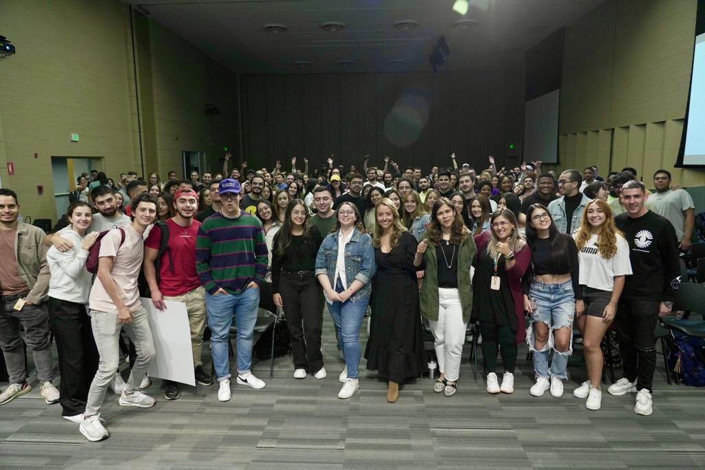 Claudia_GarciaL's tweet image. ¡Invitaciones que nos emocionan! La @upbcolombia nos dio un espacio para dialogar, e intercambiar experiencias con los estudiantes de Arquitectura. Logramos UNIDOS pensarnos el futuro del Departamento y sumar acciones para la #Visión2040: Antioquia #CorazónVerde de América.