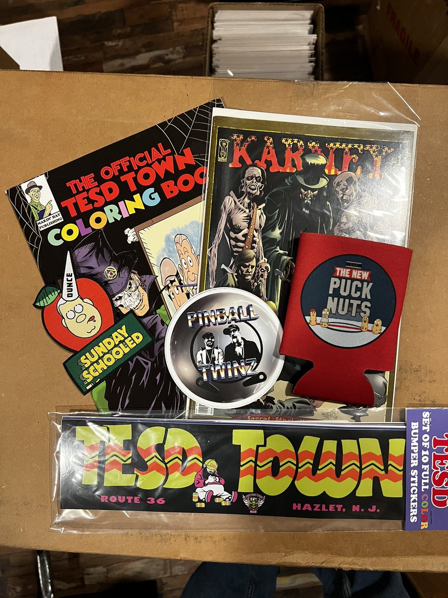 🛑 strap in and hold on it’s #Giveaway time. Karney Variant by <a href="/sundayjeff/">booyah</a> and <a href="/TellEmSteveDave/">Bryan Johnson</a> + everything in pic. Like, retweet and comment #TESD on this post only to enter. Good Luck 🍀 <a href="/SModfan/">Curator</a> <a href="/tesdgroupie/">TESDgroupie</a> <a href="/DonovanTESD/">Donovan 4CD #8693🐜</a> <a href="/tmilo1982/">tom milo 🐜 #2749</a> <a href="/GitEmSteveDave/">TheBrettMaherOfTweets</a> @franknumberfive