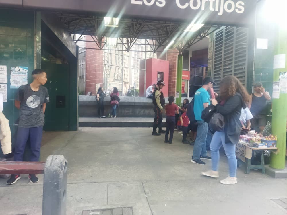 PolisucreOficia's tweet photo. #16Feb2023 | Nuestros funcionarios realizan presencia y recorrido en las distintas Estaciones del Sistema Metro del Gran Municipio Sucre garantizando la seguridad de quienes retornan a sus hogares @metro_caracas
#ServirYProtegerPMS https://t.co/krsISZe3Cy