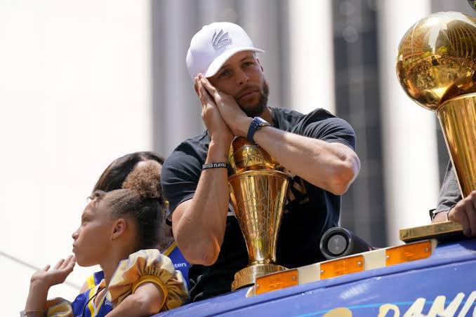 warriors_bra's tweet photo. Stephen Curry é recordista de bolas de três:

• Em temporada regular: 3.302
• Em playoffs: 561
• Em finais: 152
• Em all-star: 47
• Em uma temporada: 402
• Em uma partida das finais: 9
• Em uma partida de all-star: 16

A liga deve muito a esse cara. #DubNation https://t.co/GJ1fGTYEtL
