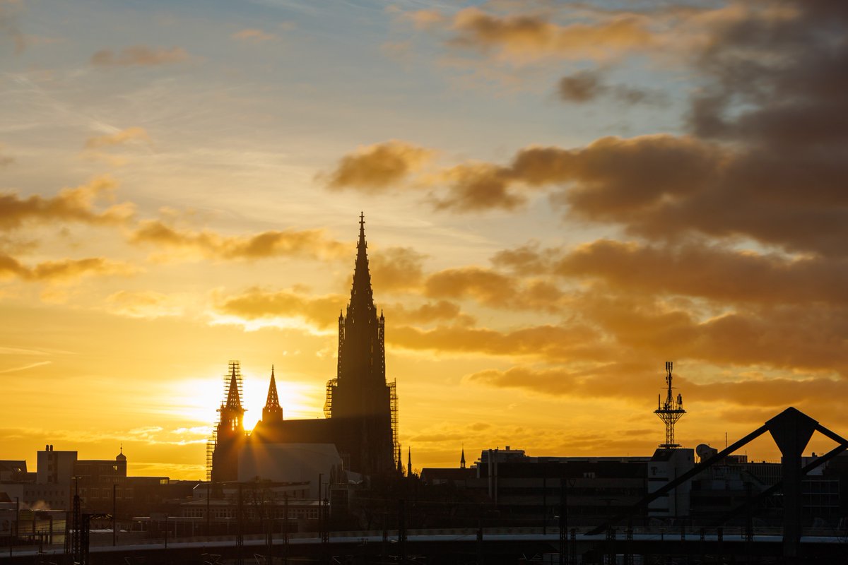 der_magges's tweet photo. Ulm am Morgen
#zweilandstadt #sowasvonulm #ulmgermany #typischulm #unserulm #stadtulm #badenwürttemberg #badenwuerttemberg #bawü #theländ #sunrise #sonne #sun #clouds #Wolken #ulmermünster #swabia #photography https://t.co/KT2SOMWZJy
