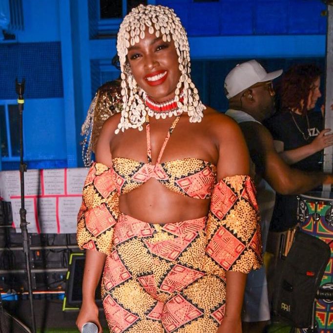choquei's tweet photo. 🚨AGORA: A cantora Iza já está pronta para Bloco FoliASSA de @devassa, em Salvador, com um look maravilhoso. #foliASSA #publicidade #BebaComModeração https://t.co/j9XlksadbC