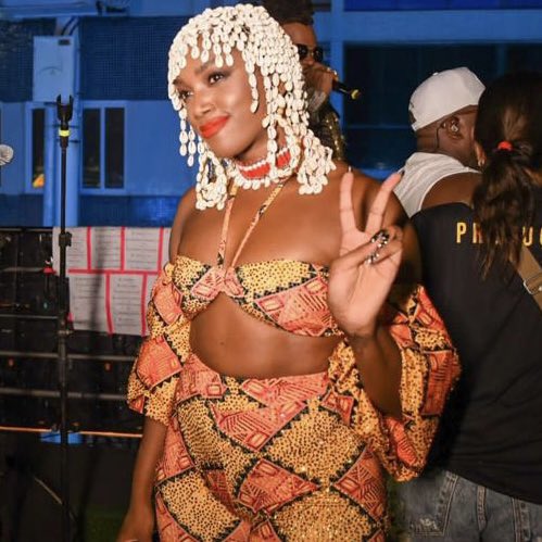 choquei's tweet photo. 🚨AGORA: A cantora Iza já está pronta para Bloco FoliASSA de @devassa, em Salvador, com um look maravilhoso. #foliASSA #publicidade #BebaComModeração https://t.co/j9XlksadbC