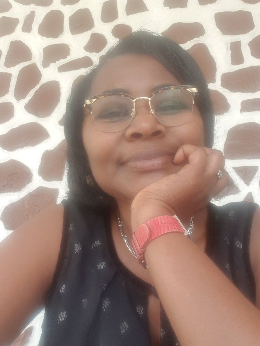 La RDC, un pays continent, un pays des paradoxes ! Nani, aloka mboka na biso ? Que mon Dieu nous vienne en aide !😰Inadmissible ce qui se passe dans notre pays. 
D'1 côté, ceux qui se couchent et se réveillent avec la peur au ventre (Est du pays) et d'autre côté cé $$💃🕴🍺🍾🎶