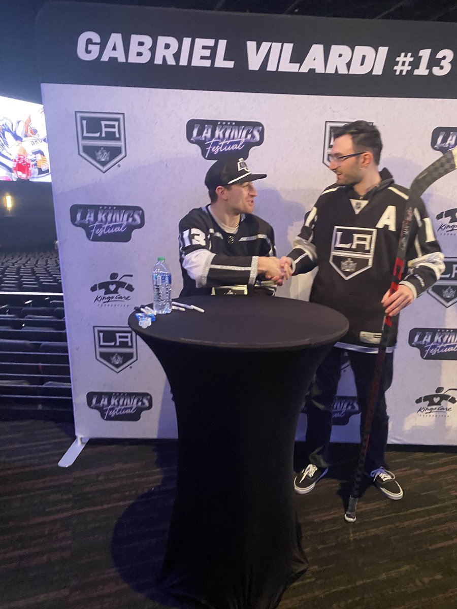 Hjanikian's tweet photo. First Fan Festival last night was an amazing experience! All the players were so friendly even after sitting there for hours https://t.co/1pkl4vkMeb