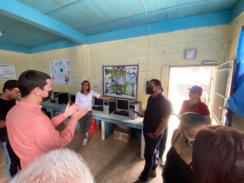 Desde la Unidad Educativa Nacional "Teresa de Bolívar", en Charallave, junto al equipo de Inframir, y personal directivo revisando sus instalaciones para avanzar en brindar mayor atención a estos espacios. 

Continuamos en trabajo permanente 

#CarnavalesFelices2023