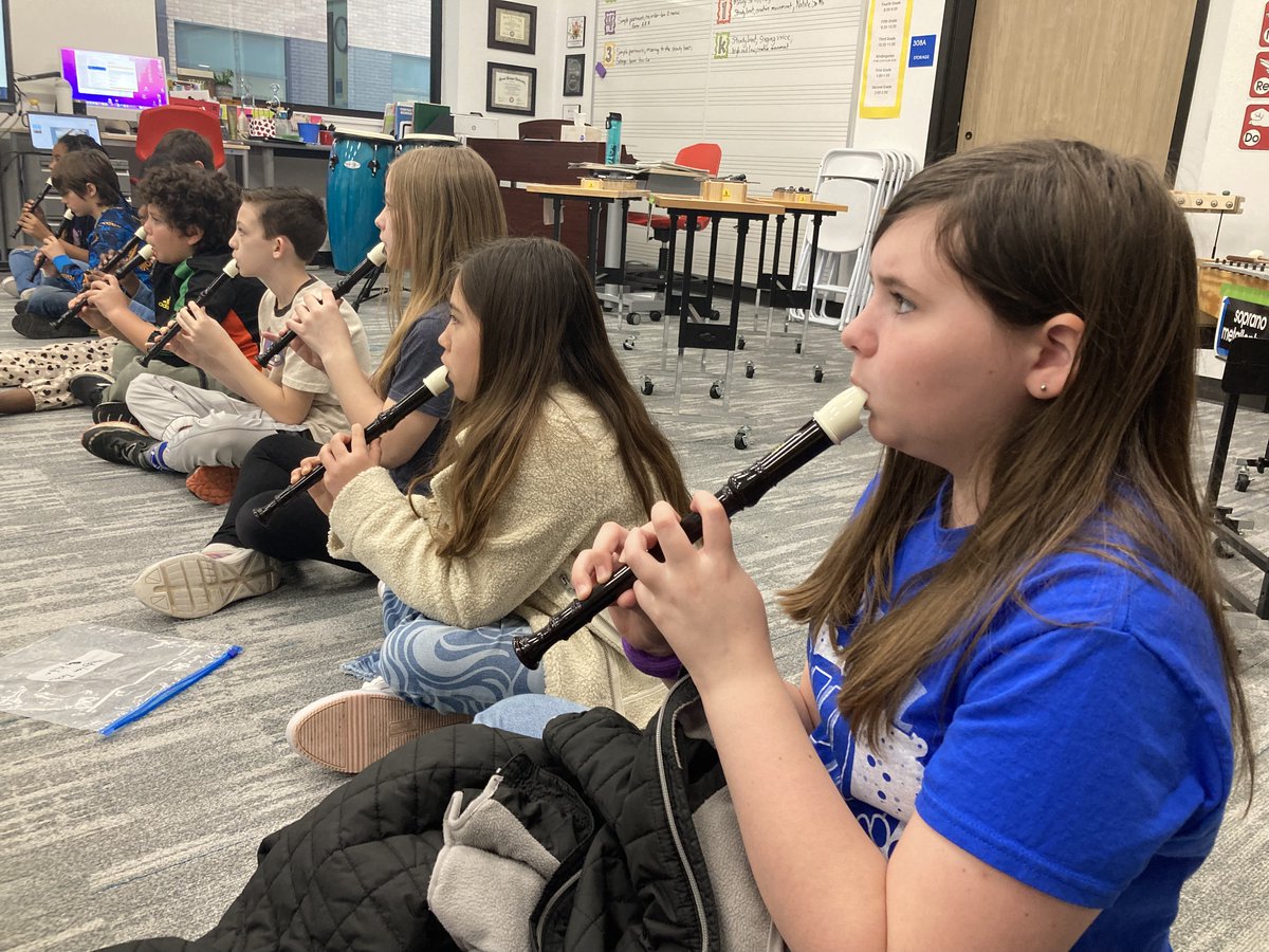 PHEmisd's tweet photo. Fourth graders concentrating on their recorders to play a syncopated melody. @PHEMusicMakers #makeyourmarkatthepark https://t.co/e5EnKQO7Xo