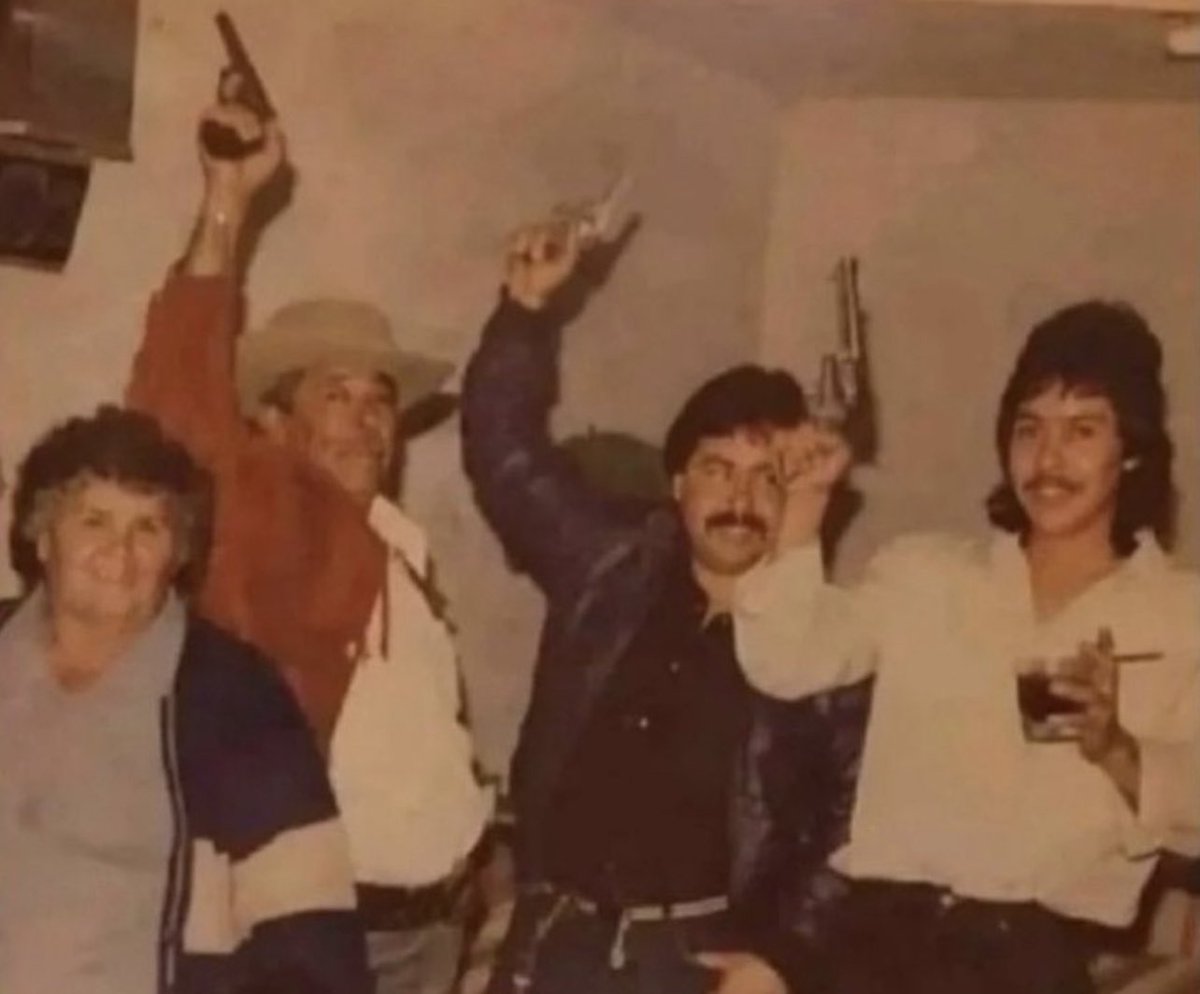 seusacanaa's tweet photo. meu pai: cuidado com essas suas amizades ein

ele 40 anos atrás: https://t.co/5ZTVaM9plv