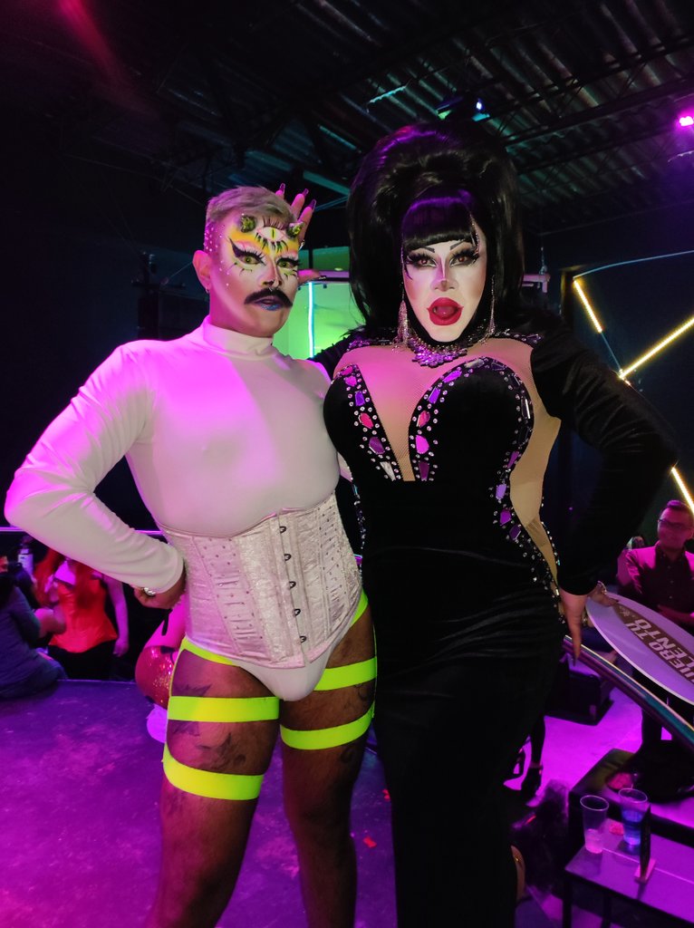 FosforeaQ's tweet photo. Con mi Coach preciosa ❤️ Juliana Lewa #TeamAlternativo #Fosforea #Fosfolamas #Fosforeando #Drag #DragMexico #Cucumpleaños https://t.co/S89LOnWEgk