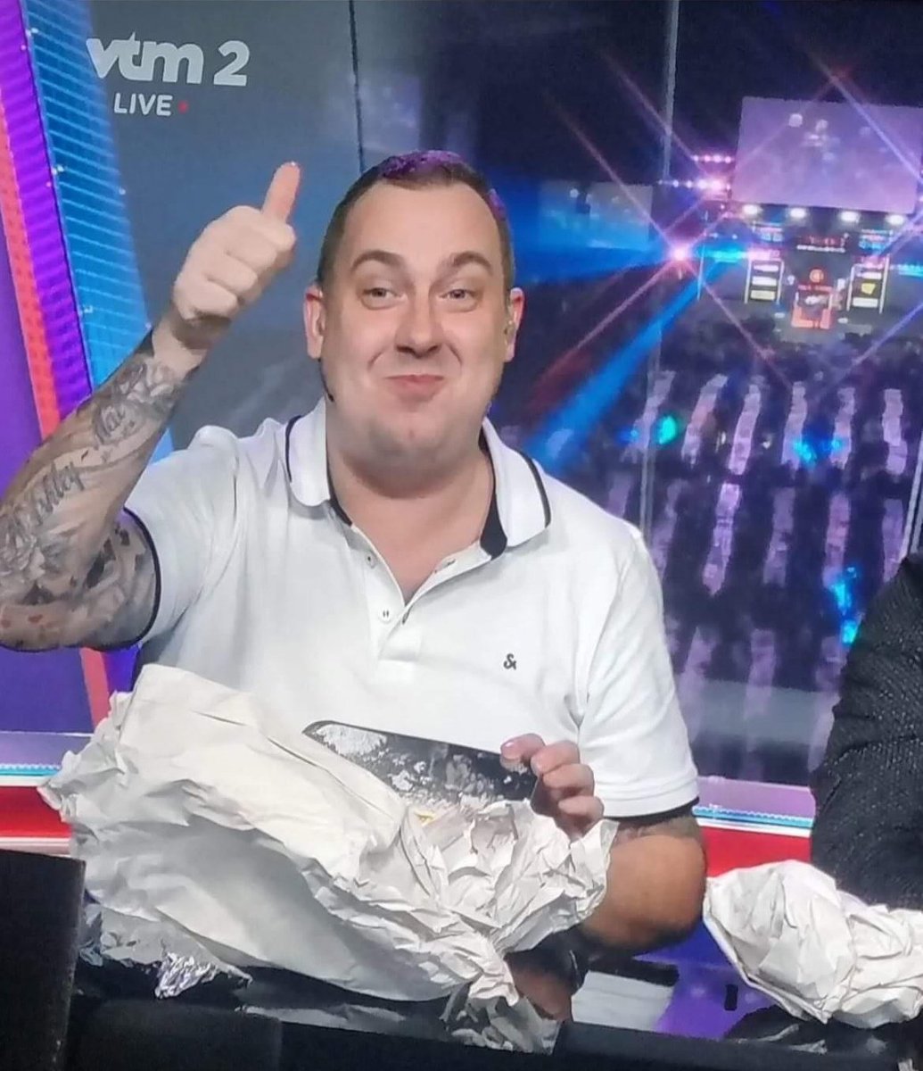 Matthias De Vlieger (@matthdv) on Twitter photo Beste televisiemoment van het jaar, nu al 😂 Friet met stoverij op antenne vragen en ook effectief krijgen van een anonieme kijker. Hier gaan we nog jaren om bulderlachen 🤣 <a href="/KimHuybrechts/">Kim-Dana Huybrechts</a>
PS: 't heeft gesmaakt 😋 Beste televisiemoment van het jaar, nu al 😂 Friet met stoverij op antenne vragen en ook effectief krijgen van een anonieme kijker. Hier gaan we nog jaren om bulderlachen 🤣 <a href="/KimHuybrechts/">Kim-Dana Huybrechts</a>
PS: 't heeft gesmaakt 😋