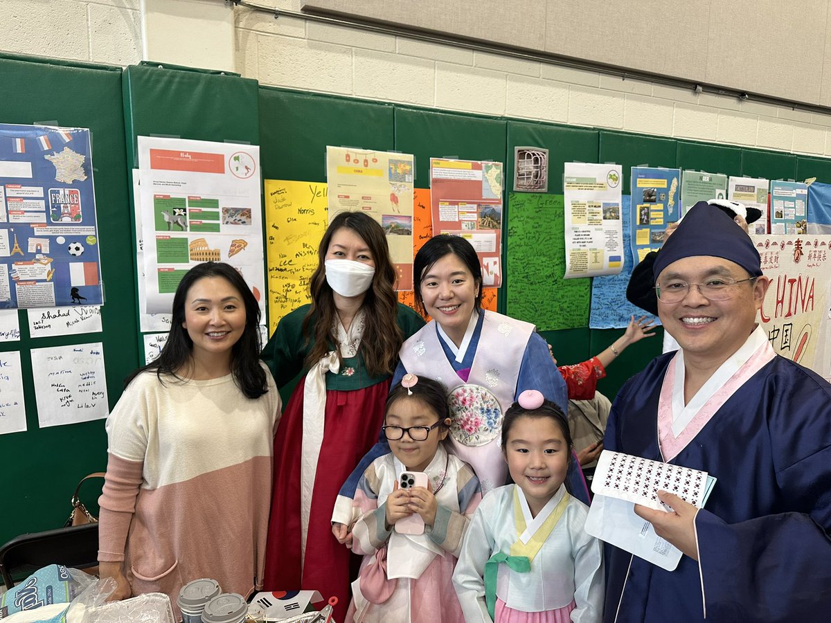 drjtoney's tweet photo. International Night at @APS_SPARK has been incredible! We have so many families with rich cultures to share. I am so fortunate to be a part of our AMAZING school community! 🇺🇸🇨🇳 🇮🇶🇻🇪 🇹🇭🇬🇧🇨🇴🇹🇷🇯🇵🇲🇽🇨🇨🇺🇳🇨🇦🏴󠁧󠁢󠁥󠁮󠁧󠁿🇰🇷🇧🇪 @msbringslid @sarapruett5 @STEMbieda @CounselorBolton https://t.co/a6Za5E25UR