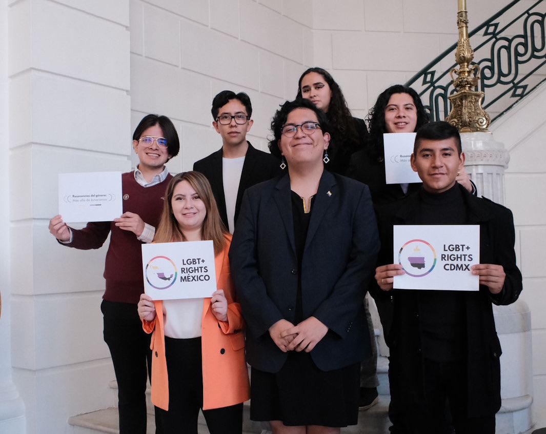 arimunozmx's tweet photo. juntxs, como personas disidentes de género, alcemos la voz y discutamos nuestras vivencias personales, persiguiendo la construcción de una iniciativa de ley que reconozca las identidades no binarias en la Ciudad de México.   ¡Existimos porque resistimos! 💛🤍💜🖤(2/2) https://t.co/EqdahBjKOb