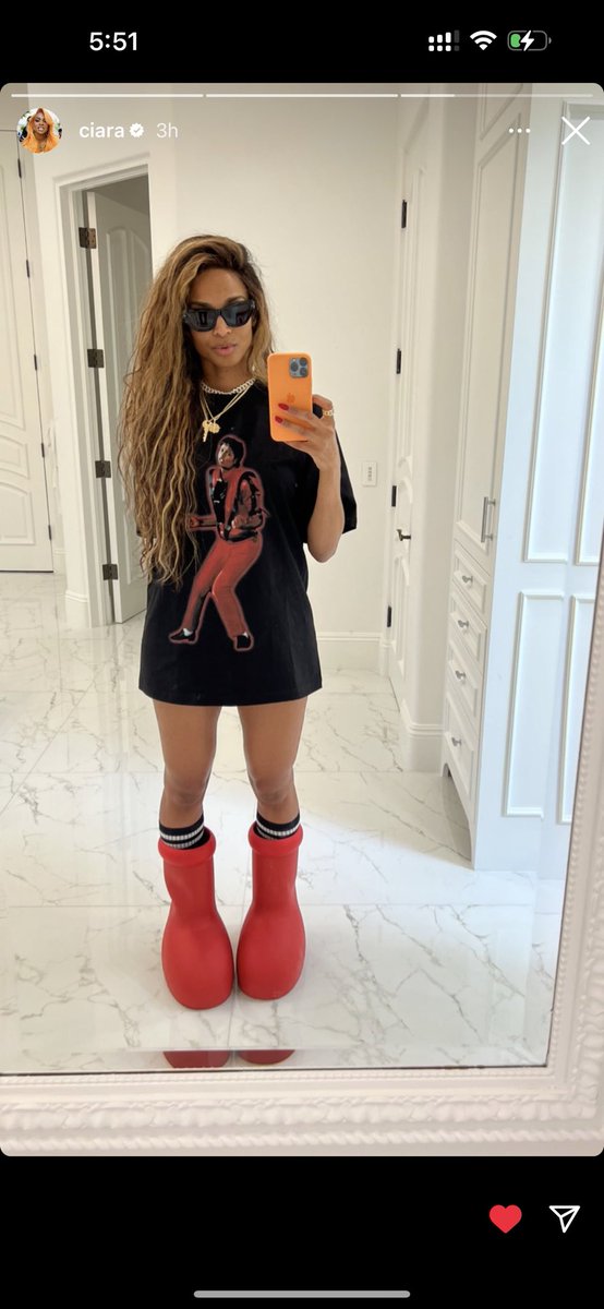 FERRISDND's tweet photo. Woke up to my phone going crazy we just had the legendary @ciara in our shirt! @ShopDND_ 🖤 https://t.co/I9pCpPnURl