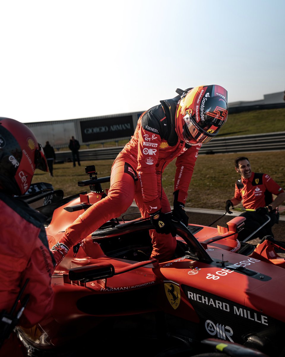 Carlossainz55's tweet photo. 🔴🟡 My colours, our colours. Forza Ferrari!!

-
@ScuderiaFerrari 
#Carlossainz https://t.co/71ChEITmwa