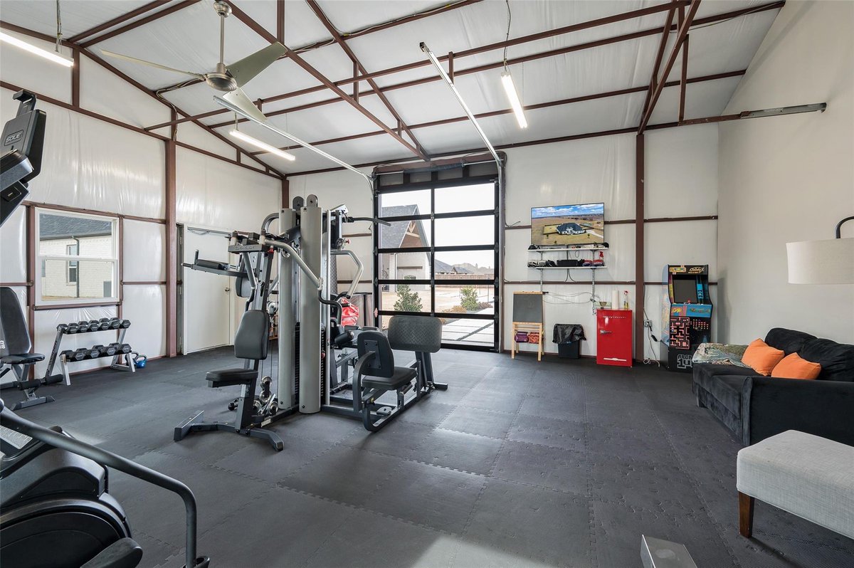 This stunner in Waxahachie, TX is officially SOLD!

Listed for $899,000, ended up selling OVER list price. 🤑 Congrats to my sellers!