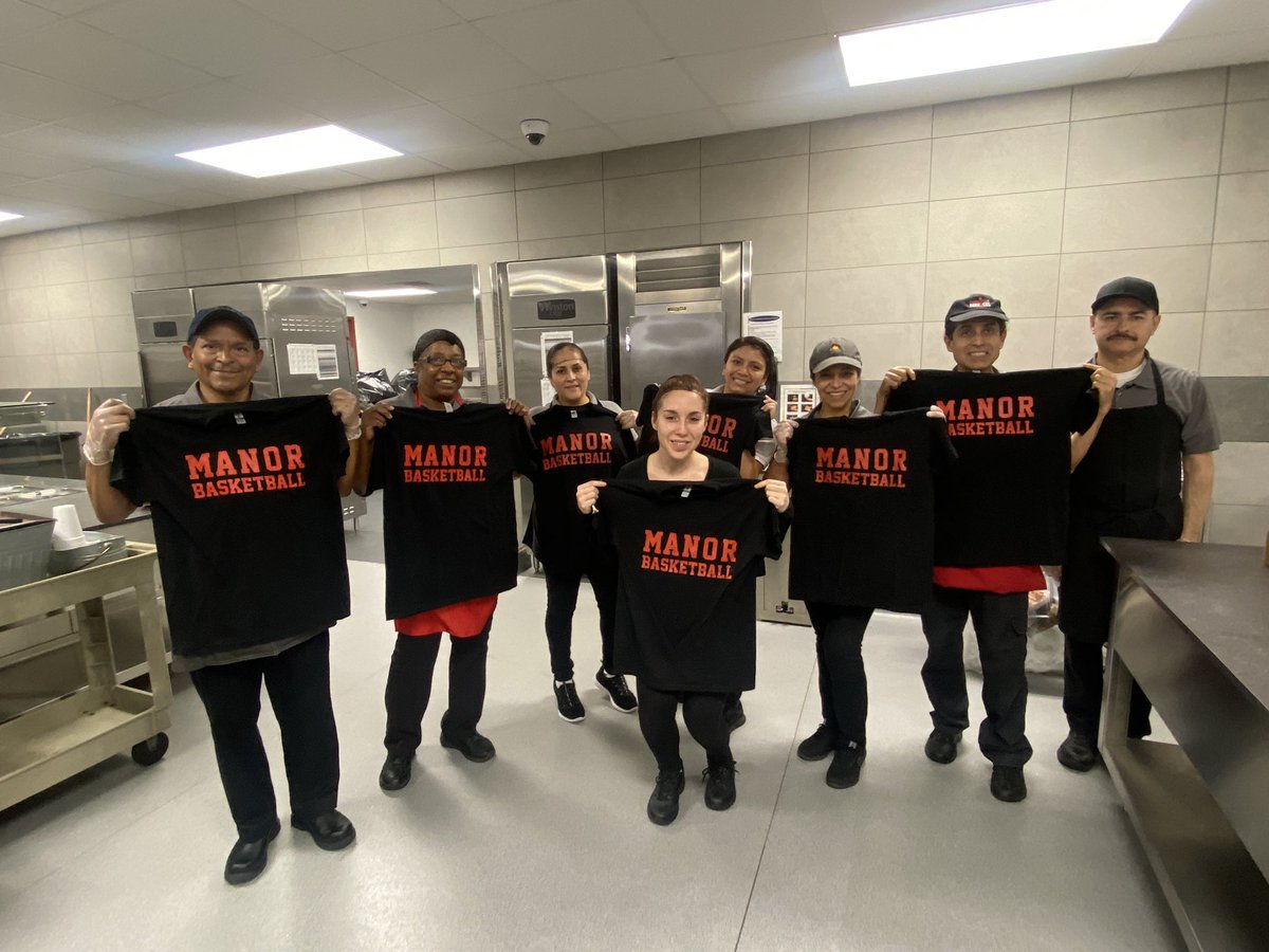 CoachJohnASmith's tweet image. Manor HS (MECCA) 9th/10th grade campus cafeteria staff representing the scholars of Manor Basketball with pride.  Take care of those who take care of the kids. #ScholarsFirst #PeopleMatter #ValueEveryone ♥️🖤. THANK YOU STAFF 👩🏻‍🍳🧑🏽‍🍳