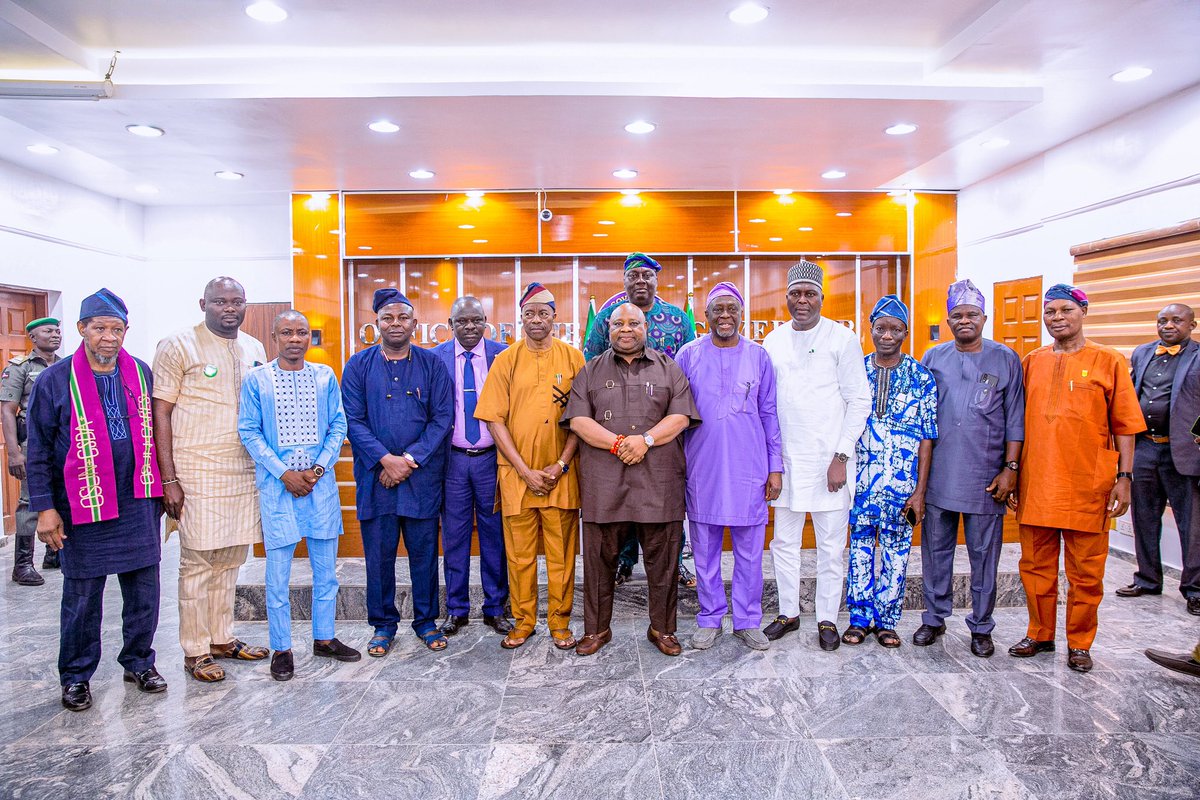 AAdeleke_01's tweet photo. I commended the committee members and thanked them for their services https://t.co/Odu0kTmxNO