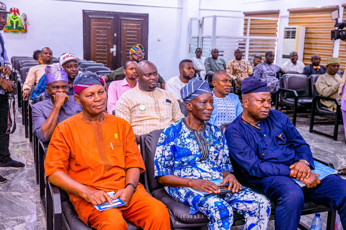 AAdeleke_01's tweet photo. I commended the committee members and thanked them for their services https://t.co/Odu0kTmxNO