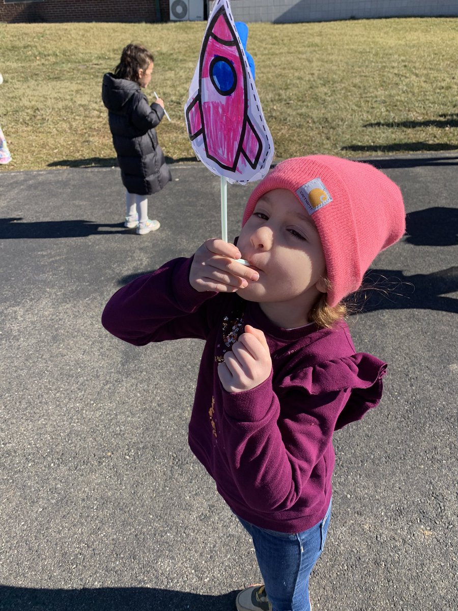 TeachJenFischer's tweet photo. Made some rockets to investigate pushes and gravity! #FTSFireballs https://t.co/Ecw7bWdKaz