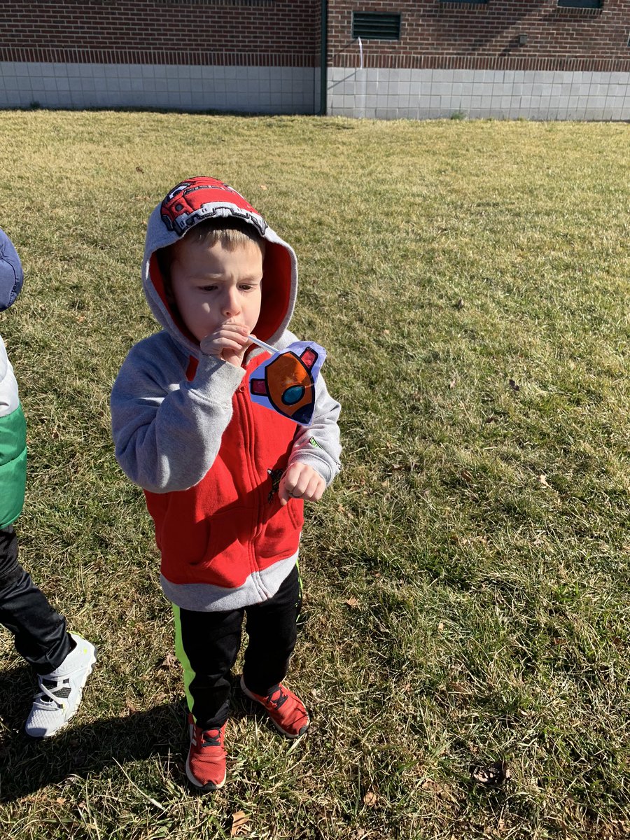 TeachJenFischer's tweet photo. Made some rockets to investigate pushes and gravity! #FTSFireballs https://t.co/Ecw7bWdKaz