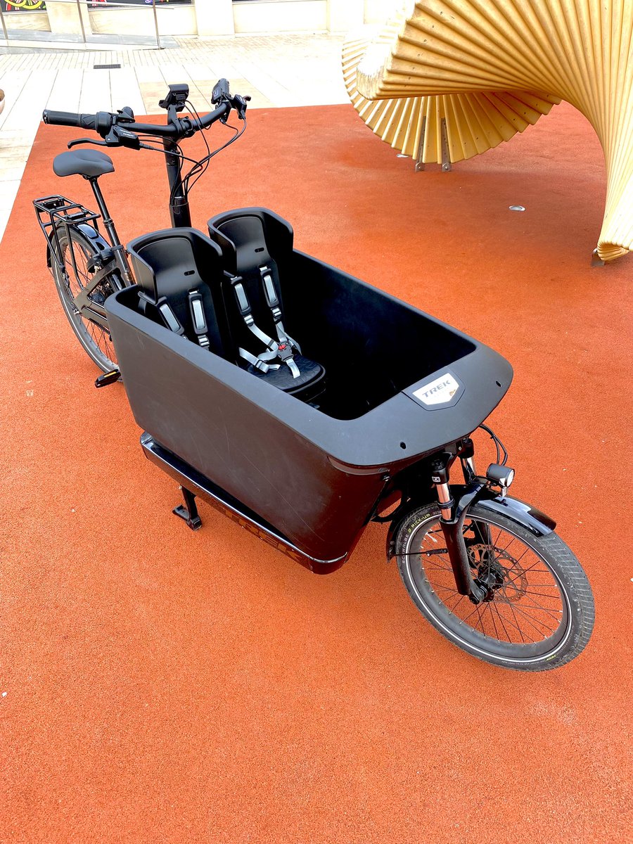 ciclosfera's tweet photo. ¿Una cargo bike de @TrekBikes? SÍ. 

¿Con una caja delantera para llevar hasta 4 niños, 80 kilos y 260 litros? SÍ. 

¿Con sistema eléctrico Bosch? SÍ. 

¿Vale los 7.999€ que cuesta?

Lo contamos en un VIDEOTEST en profundidad:

https://t.co/3Aci0MIZY7

#ebike #cargobike #Fetch4 https://t.co/YOhmDFuT7e