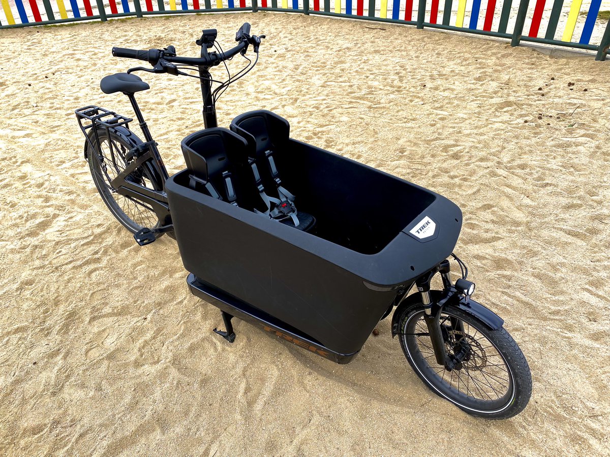 ciclosfera's tweet photo. ¿Una cargo bike de @TrekBikes? SÍ. 

¿Con una caja delantera para llevar hasta 4 niños, 80 kilos y 260 litros? SÍ. 

¿Con sistema eléctrico Bosch? SÍ. 

¿Vale los 7.999€ que cuesta?

Lo contamos en un VIDEOTEST en profundidad:

https://t.co/3Aci0MIZY7

#ebike #cargobike #Fetch4 https://t.co/YOhmDFuT7e