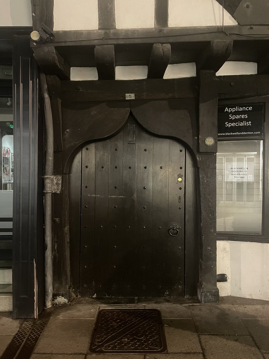 Another entrance to a mystery finding … #onlyinyork #york #yorkshire 🤍