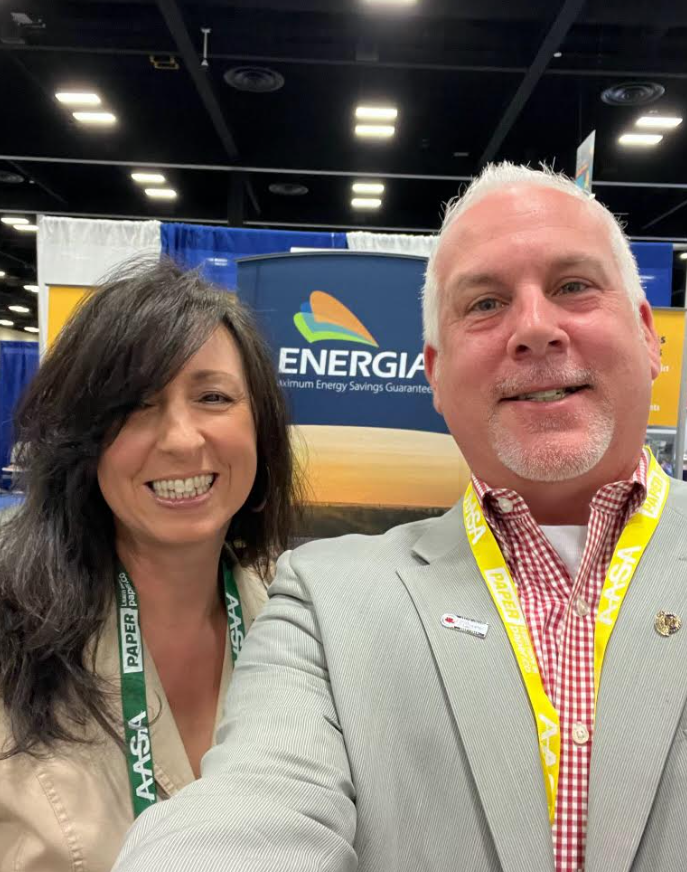 EnergiaSaves's tweet photo. Energia’s Renee Fassano and School Photographers of America’s David Crandall are all smiles at #AASALiveWellLeadWell !!

#EnergiaSaves #EnergyEfficiency https://t.co/i73sBQGCLw
