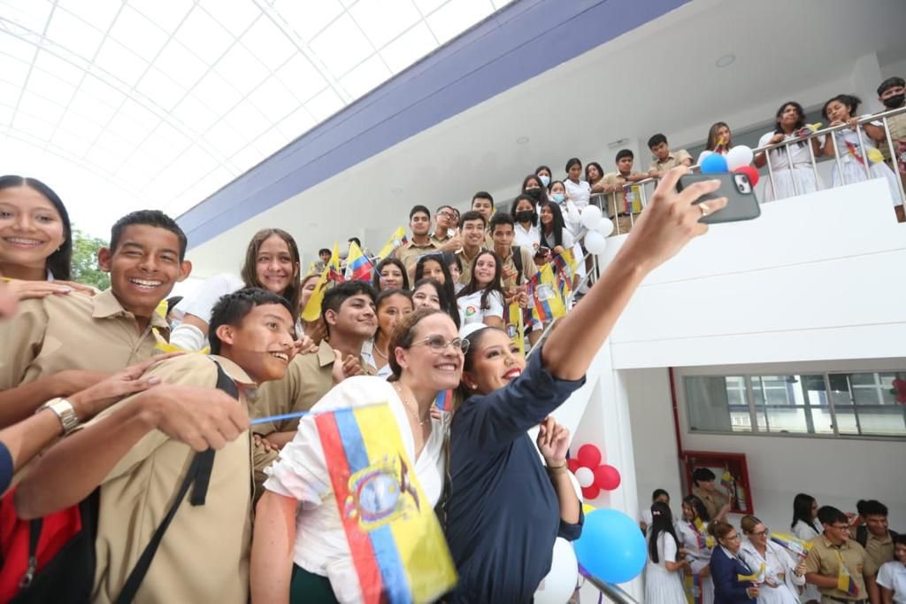 Hoy cerca de 8.000 estudiantes se benefician de la repotenciación de los colegios "Nicolás Infante" y "Quevedo". En estas obras invertimos USD 21 millones, para que sus jóvenes tengan las herramientas que les permitan cumplir con sus metas.
