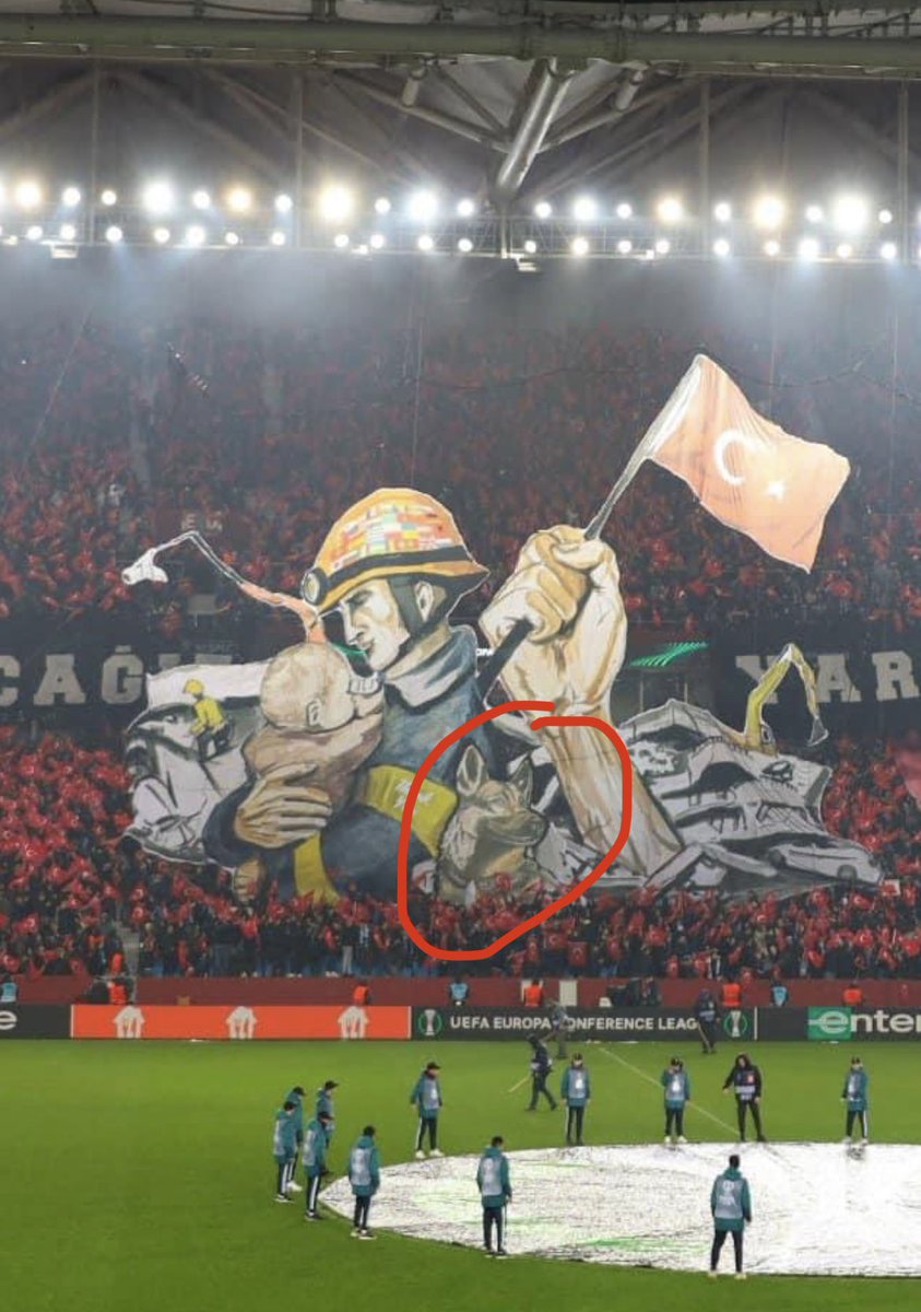 11ideal11's tweet image. Proteo 🐕 🇲🇽 salió en el tifo que hicieron los hinchas del Trabzonspor de Turquía, en el homenaje a los rescatistas que trabajan en las áreas de desastre tras el sismo de Turquía 🇹🇷 y Siria 🇸🇾
#prote #UEFAEuropaLeague #futbol #TurkeySyriaEarthquake #turquia #siria #mexico