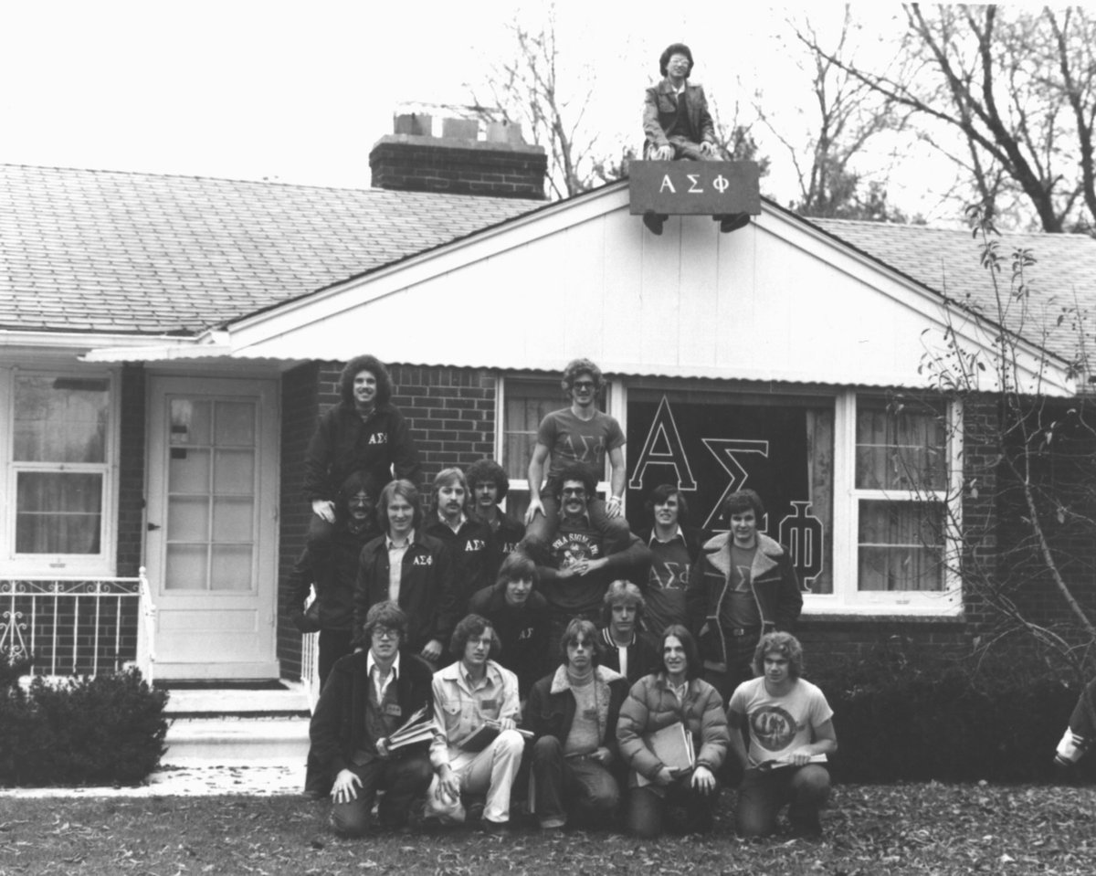 alphasigs's tweet photo. Gamma Psi (Lawrence Tech) circa 1970's in front of the house.
#AlphaSig #TBTM #rushalphasig https://t.co/UStlttp7O7