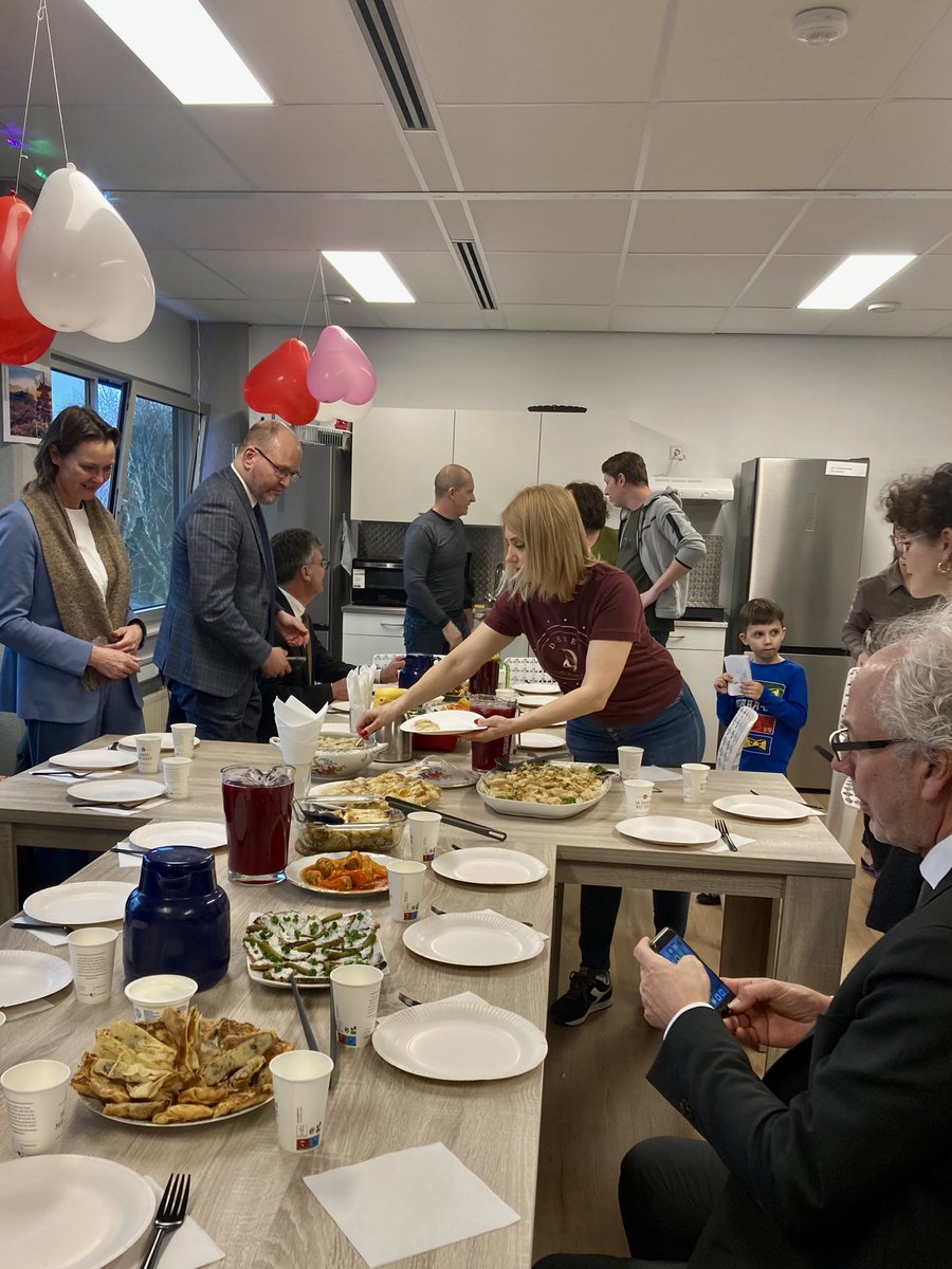 Vandaag bracht CdK <a href="/HansOosters/">Hans Oosters</a> een bezoek aan <a href="/gemeentewoerden/">gemeente Woerden</a>. In het volle programma was ook een bezoek gepland aan de Oekraïense vluchtelingen, die tegenover het gemeentehuis verblijven. We werden gastvrij ontvangen met een tafel vol lokale specialiteiten. 😋