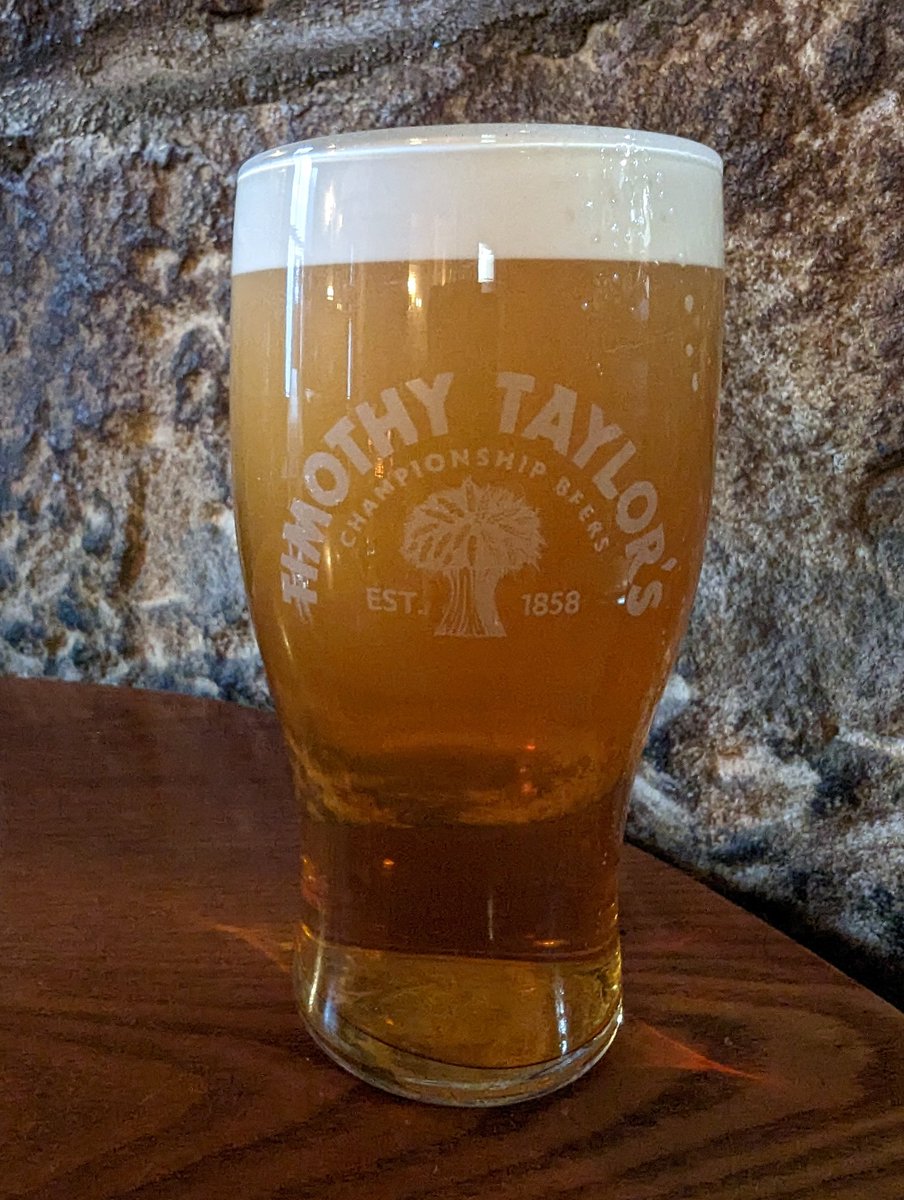 Auto_Vac_Love's tweet photo. @JunctionOtley serves 8 beers on auto-vac and this pint of @TimothyTaylors Landlord was amazing. Open fire & good crisp selection. Dogs allowed. #dogpub #beerguide #autovac #Yorkshirebeer #YORKSHIRE https://t.co/Gt4YPJkgV5