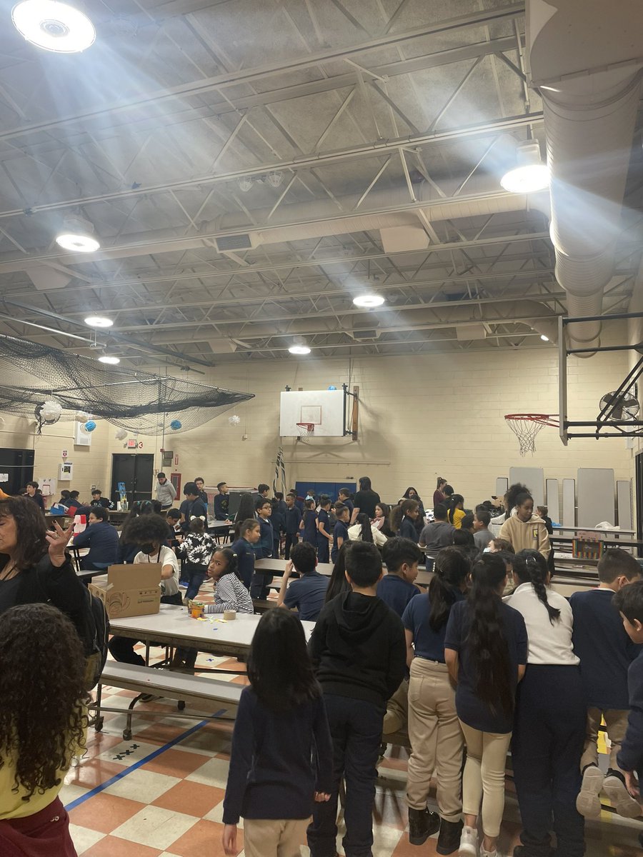 MrsDuransClass's tweet photo. Thank you 6th grade for inviting us to your recycling carnival! https://t.co/hEsJmZ634X