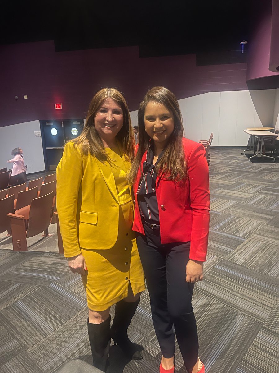 DallasISDSupt's tweet photo. Had a great time last night chatting about @dallasschools with Dallas ISD and former principal @benfordisd at @WEGreinerMiddle. Great to see so many from the community out! https://t.co/27uMq8uvWT