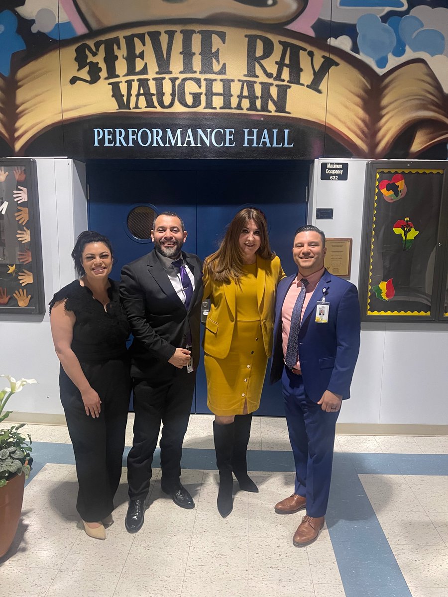 DallasISDSupt's tweet photo. Had a great time last night chatting about @dallasschools with Dallas ISD and former principal @benfordisd at @WEGreinerMiddle. Great to see so many from the community out! https://t.co/27uMq8uvWT