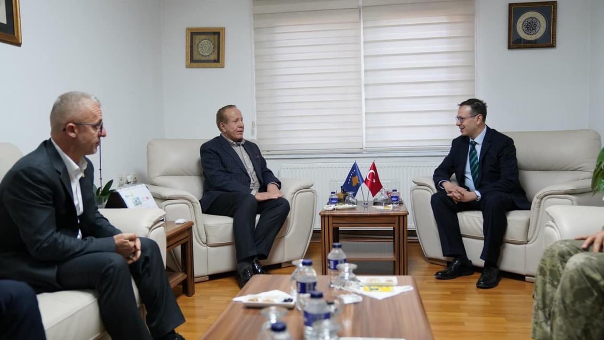 HKastrati's tweet photo. Ndihmat tona u nisen per ne destinacionin e tyre

Sot ishim te Kfori Turk ku ”Jetimat e Ballkanit” dhe “Fondacioni Pacolli” dorezuan disa kamion e furgona me ndihma dedikuar popullit te prekur nga termetet ne Turqi 

Bamires, Zoti kurre mos ju humbte! https://t.co/dgtBSgtrow