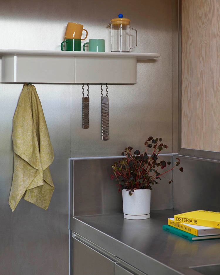 aixobcn's tweet photo. ¡Novedad online!💥Estantería con ganchos Korpus, de HAY. 
De metal, con diferentes tamaños y colores.
Una solución para cualquier estancia: cocina, baño, recibidor, domitorio,...
En stock el color brick de 90 cm.😉
📸@haydesign #aixobcn #korpusshelf #estanterias #tegustarátucasa https://t.co/HreXO5XJOH