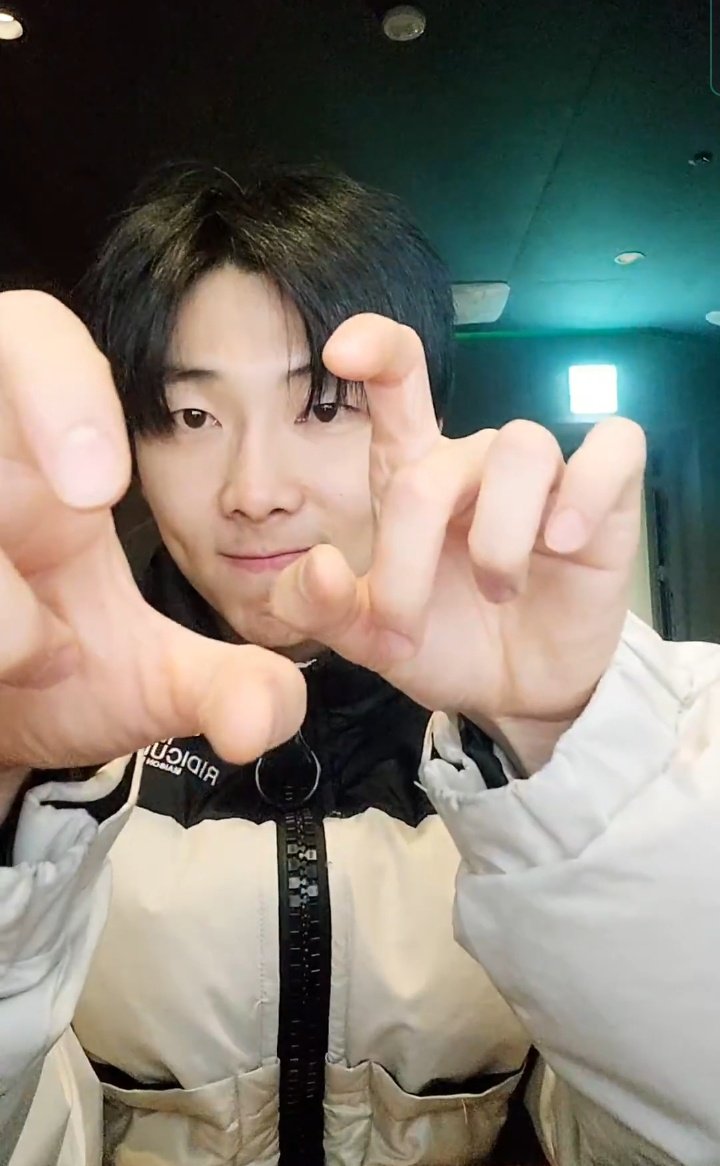 PurpleStationMX's tweet photo. Parte 2
#KimNamjoon
#Rm #Liverm #rmweverse #NAMJOON #namjoonlive
💐🐟ClauJin💋✨ https://t.co/4vOJIy1awJ