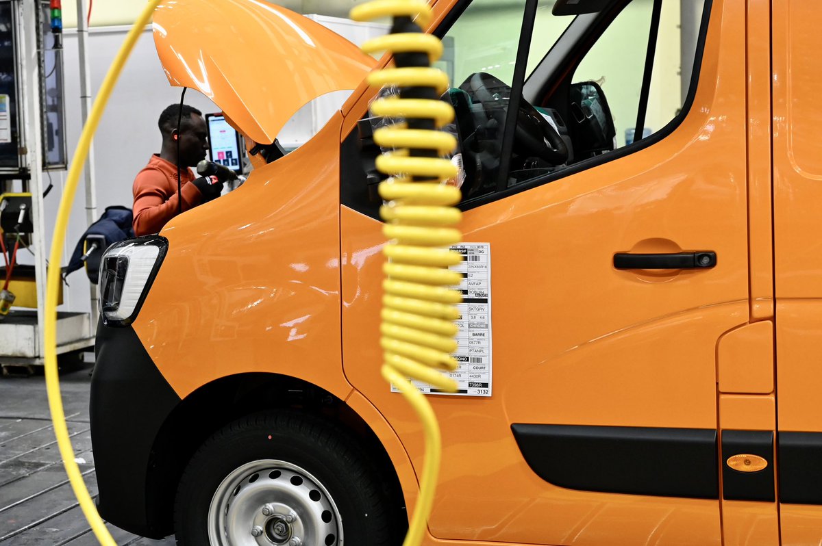 Franck_LEROY_'s tweet photo. Aujourd’hui, la transformation de la filière automobile est une réalité dans le #GrandEst.
#SOVAB donne l’exemple de ce qu’est une transition énergétique réussie.
Notre région s’engage avec force pour devenir un pôle de référence mondiale du véhicule électrique ! https://t.co/TZiLkSPsDG