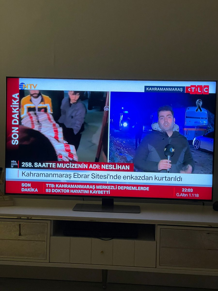 tekincinar1's tweet photo. Kepçe operatörlerinin dikkati mi kurtaracak bizi enkazlardan? Bu mu reva gördüğünüz yöntem bu insanlara?? Yazık! #cokusdonemi https://t.co/aG1T0ImHDj