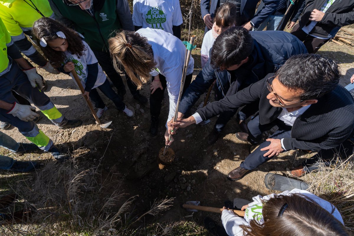 PacoCuenca's tweet image. Hoy, junto con @PlanetSpain y #MaisonsduMonde participamos en la plantación de árboles en una acción de renaturalización fluvial del tramo final del río Monachil. 
Con niños y niñas que son quienes hereden una ciudad que debe ser más verde y más sostenible. 
Es mi compromiso.🙌🏻