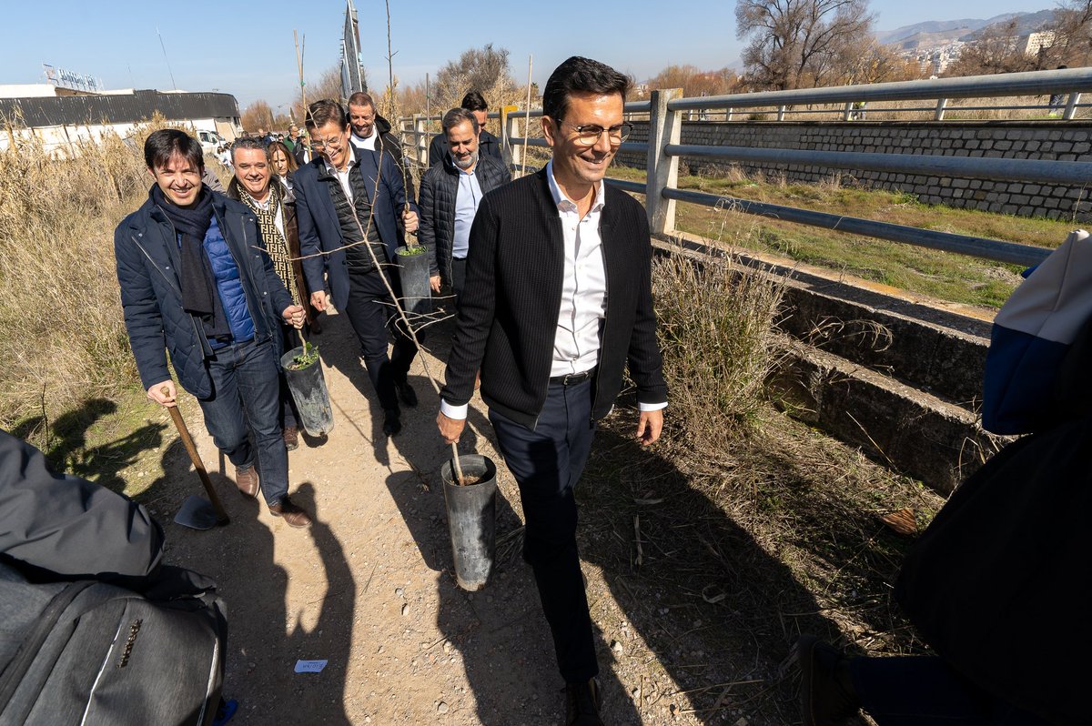 PacoCuenca's tweet image. Hoy, junto con @PlanetSpain y #MaisonsduMonde participamos en la plantación de árboles en una acción de renaturalización fluvial del tramo final del río Monachil. 
Con niños y niñas que son quienes hereden una ciudad que debe ser más verde y más sostenible. 
Es mi compromiso.🙌🏻