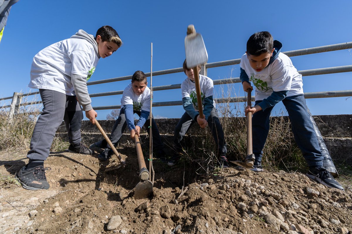 PacoCuenca's tweet image. Hoy, junto con @PlanetSpain y #MaisonsduMonde participamos en la plantación de árboles en una acción de renaturalización fluvial del tramo final del río Monachil. 
Con niños y niñas que son quienes hereden una ciudad que debe ser más verde y más sostenible. 
Es mi compromiso.🙌🏻